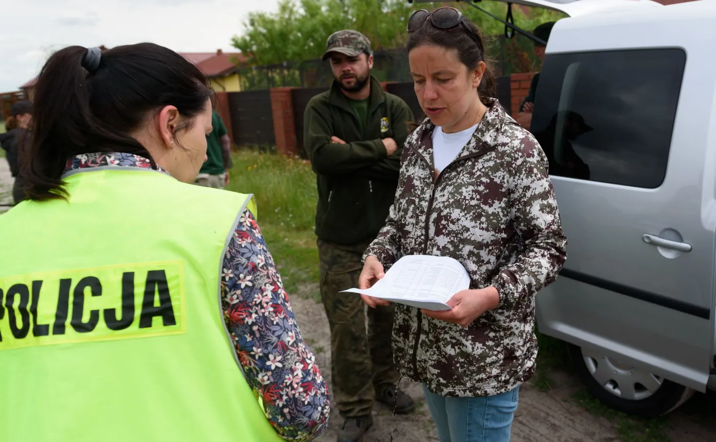 Dyrektorka poznańskiego zoo Ewa Zgrabczyńska rozmawia z policją