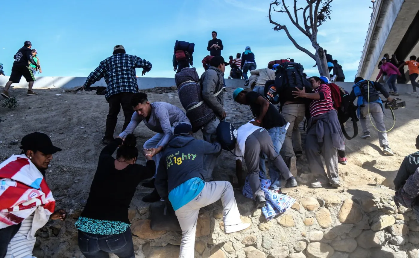 Migranci forsują granicę meksykańsko-amerykańską