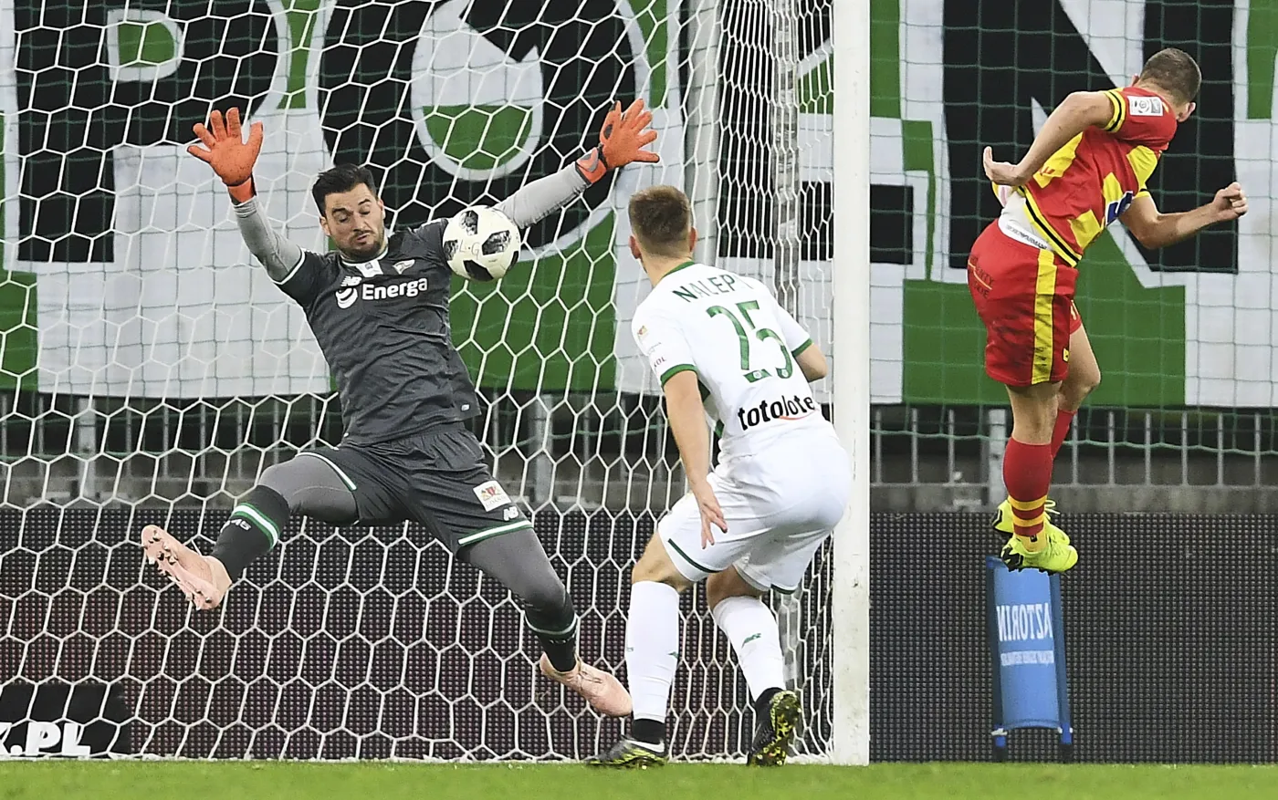 Bramkarz Lechii Gdańsk Zlatan Alomerovic (L) i Roman Bezjak (P) z Jagiellonii Białystok
