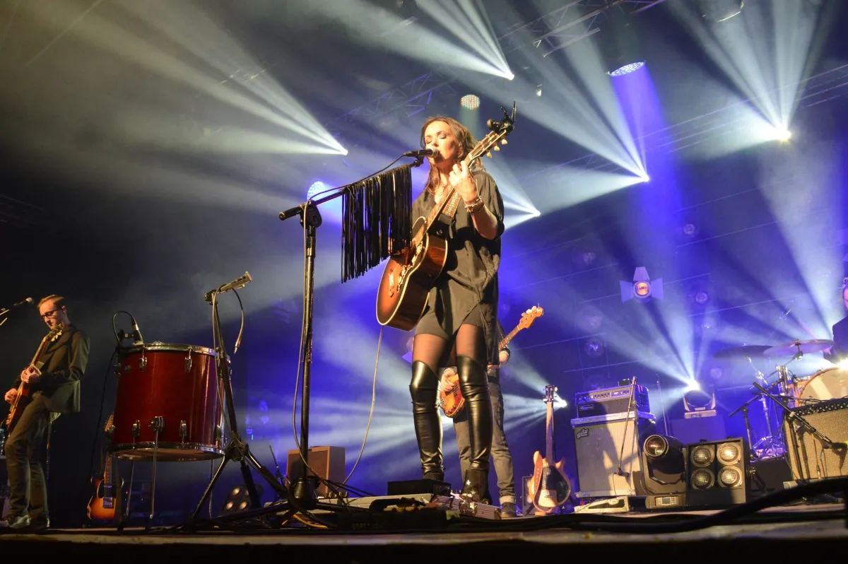11787994-kasia-kowalska-na-scenie-klubu.jpg