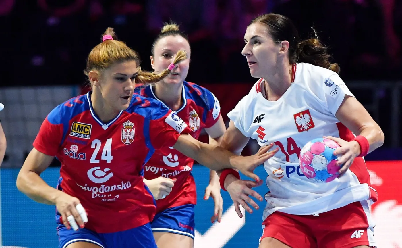 Polka Karolina Kudłacz-Gloc (P) i Aleksandra Vukajlovic (L) z Serbii podczas meczu grupy A mistrzostw Europy piłkarek ręcznych w Nantes