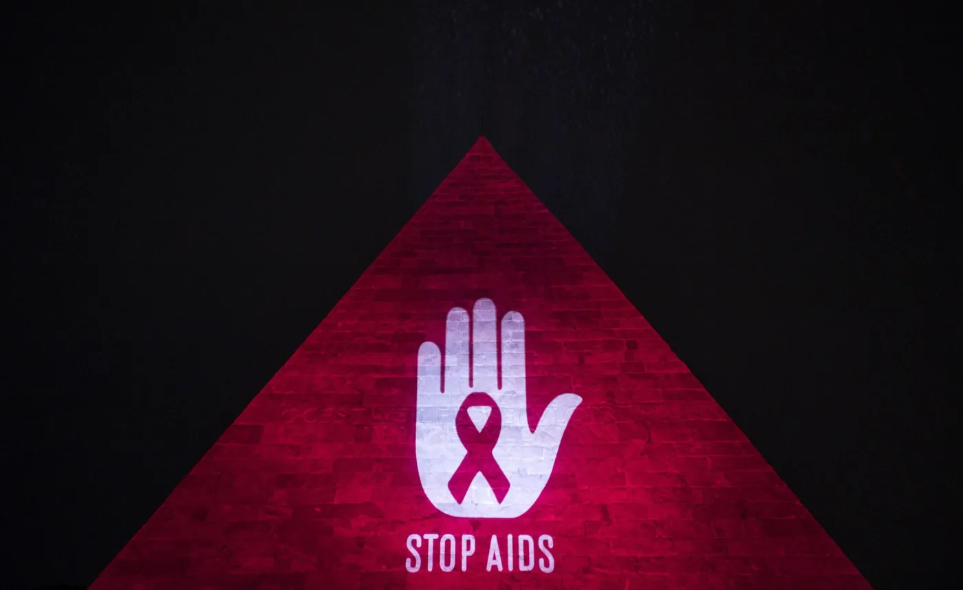 Piramida Cestiusza, starożytny grobowiec znajdujący się w Rzymie, podświetlony w ramach akcji promującej walkę z AIDS