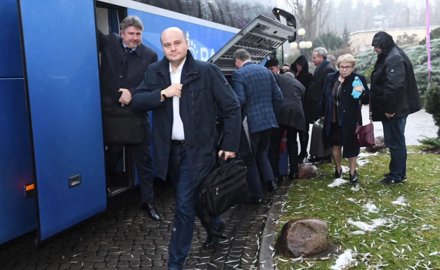 Posłowie PiS w drodze do Hotelu Windsor gdzie odbędzie się wyjazdowe posiedzenie i konwencja klubu parlamentarnego