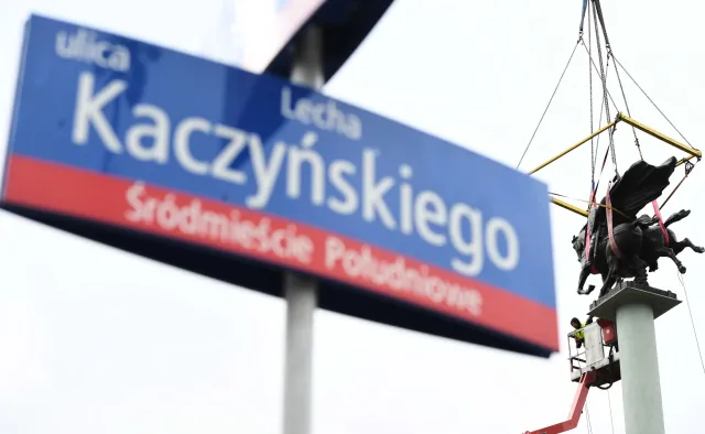 Konflikt wokół dekomunizacji eskaluje. Błaszczak: Wstyd, że są tacy, którzy przywracają komunistycznych patronów ulic