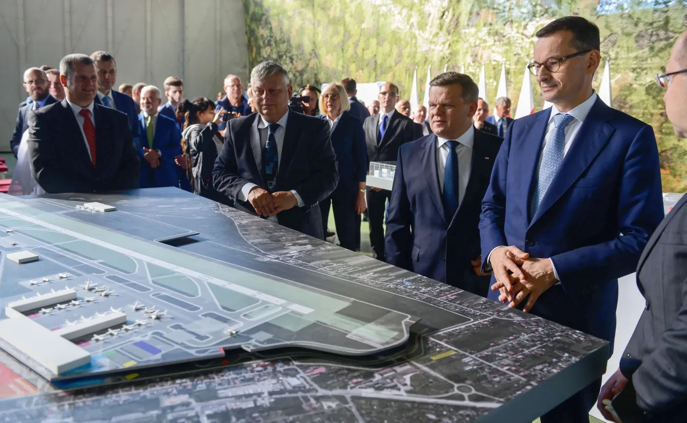 Premier przy makiecie lotniska w Radomiu