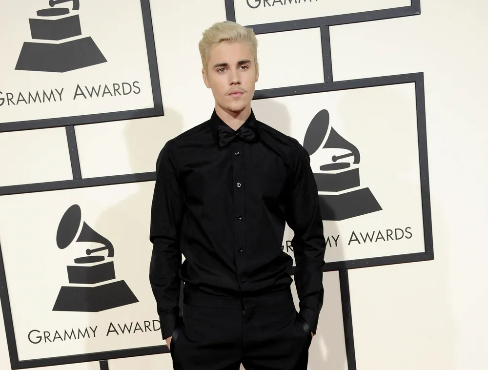 Na czerwonym dywanie i ciankach, Justin Bieber (czego tu nie widać) nosi buty