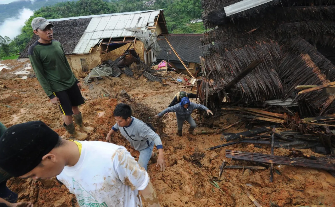 Najpierw tsunami, teraz osunięcie się ziemi. Znów ofiary śmiertelne w Indonezji