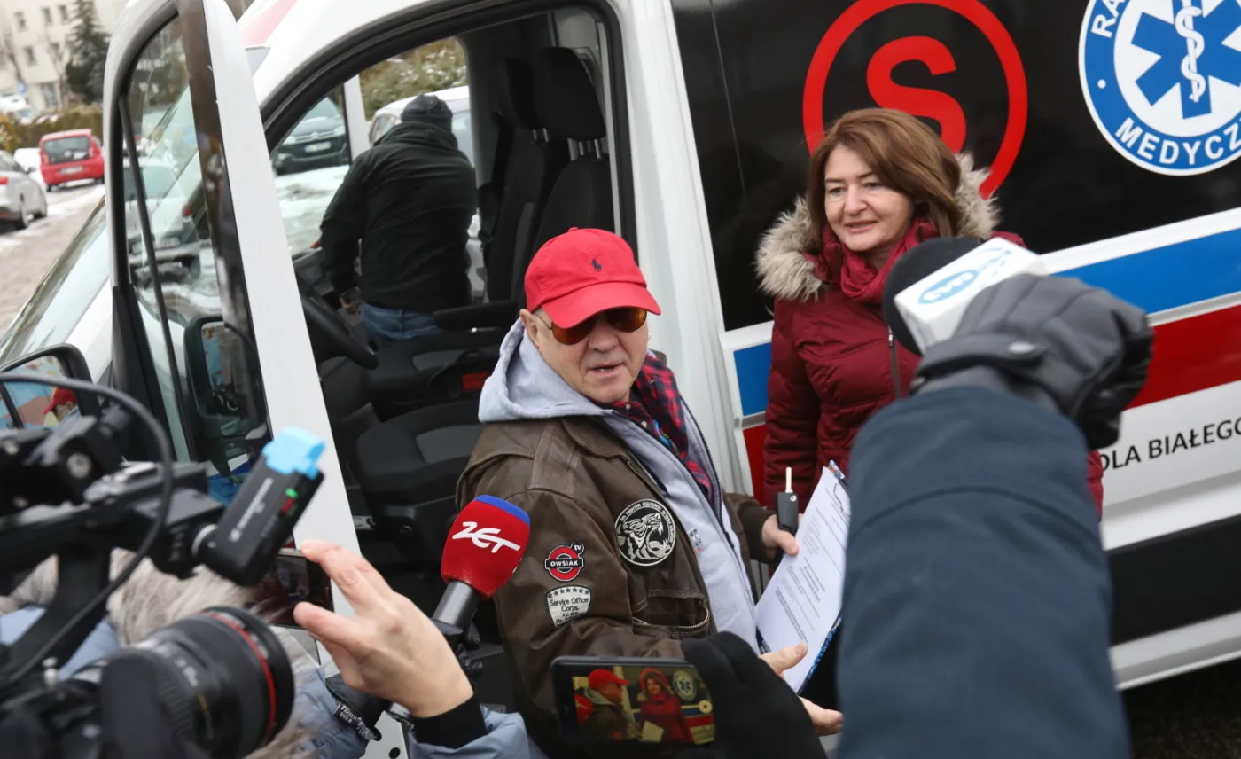 11977332-karetka-od-wosp-dla-szpitala-w.jpg