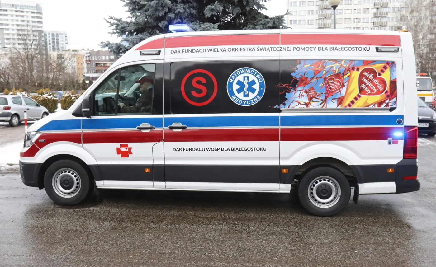 11977366-karetka-od-wosp-dla-szpitala-w.jpg