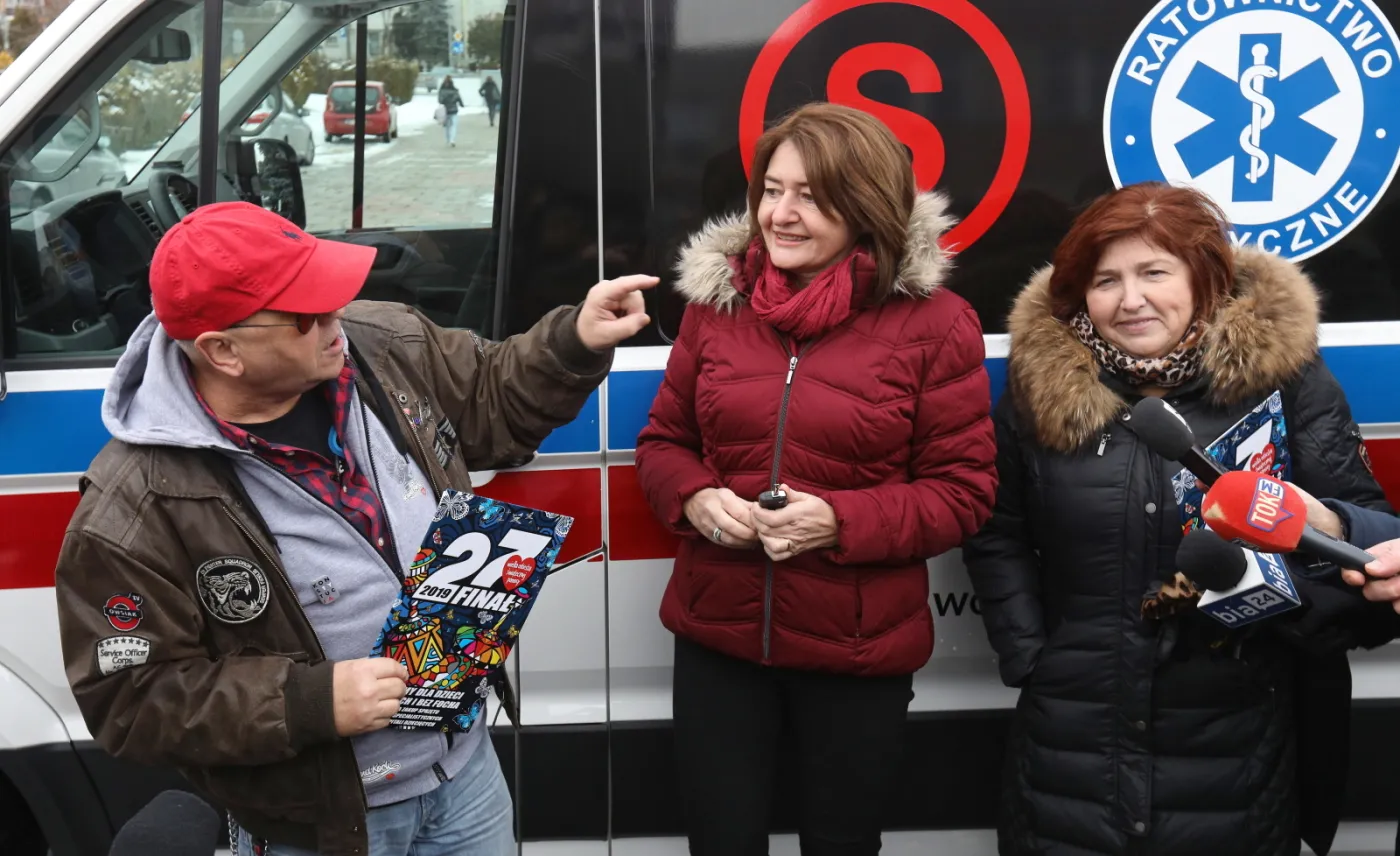 11977434-karetka-od-wosp-dla-szpitala-w.jpg