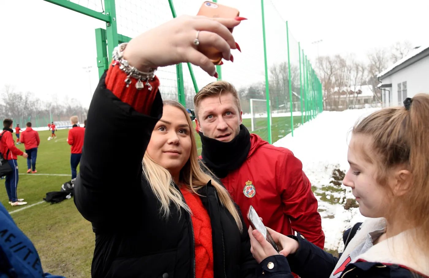 Jakub Błaszczykowski (C) pozuje do zdjęcia z fankami podczas treningu piłkarzy Wisły Kraków