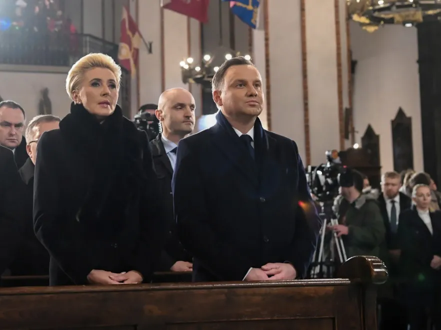 Agata Duda mistrzowsko ograła żałobną czerń. FOTO