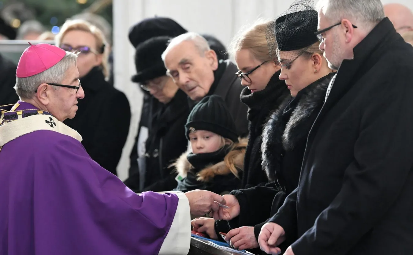 Metropolita gdański  przekazuje różańce rodzinie zmarłego
