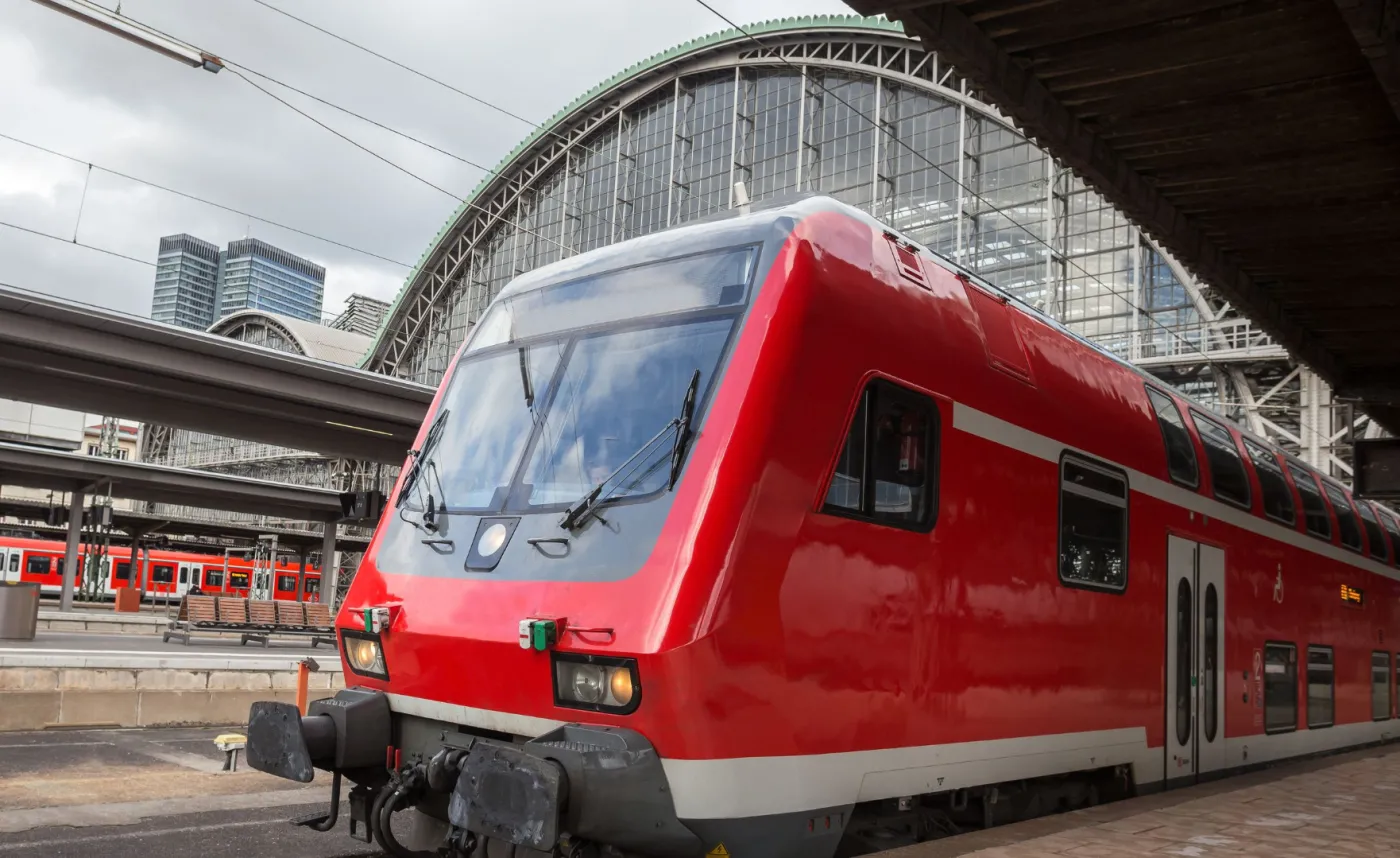 Pociąg na dworcu we Franfurcie