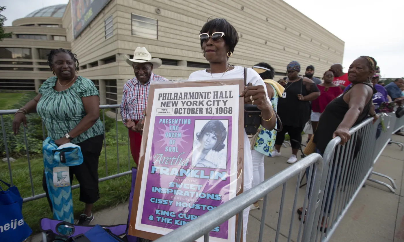 Tysiące wielbicieli Arethy Franklin żegna się ze zmarłą artystką. Są kwiaty i zdjęcia z przeszłości