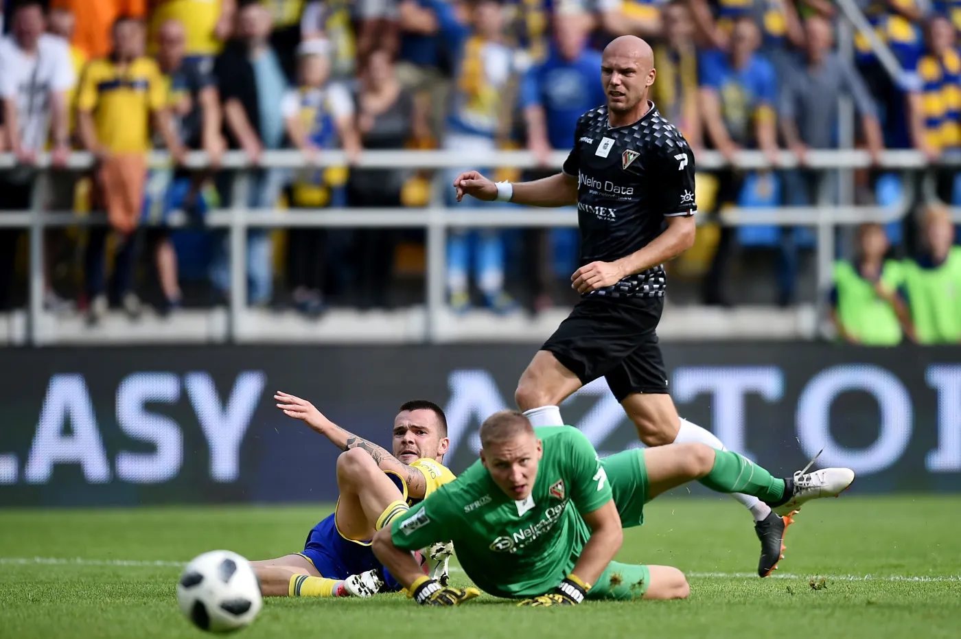 Piłkarz Arki Gdynia Aleksandyr Kolew (L) oraz Dawid Kudła (C) i Piotr Polczak (P) z Zagłębia Sosnowiec