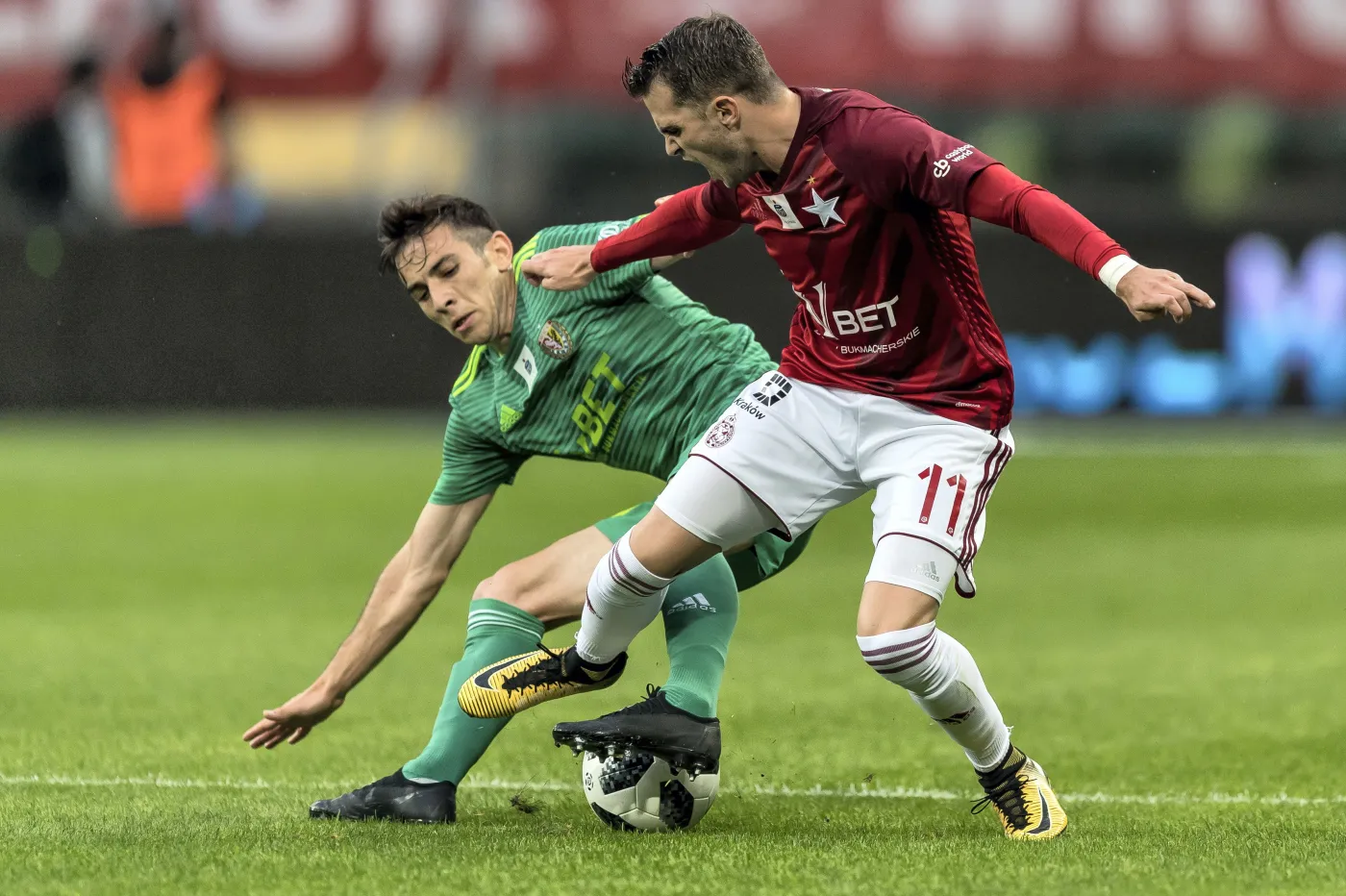 Piłkarz Śląska Wrocław Farshad Ahmadzadeh (L) i Jesus Imaz (P) z Wisły Kraków podczas meczu Ekstraklasy