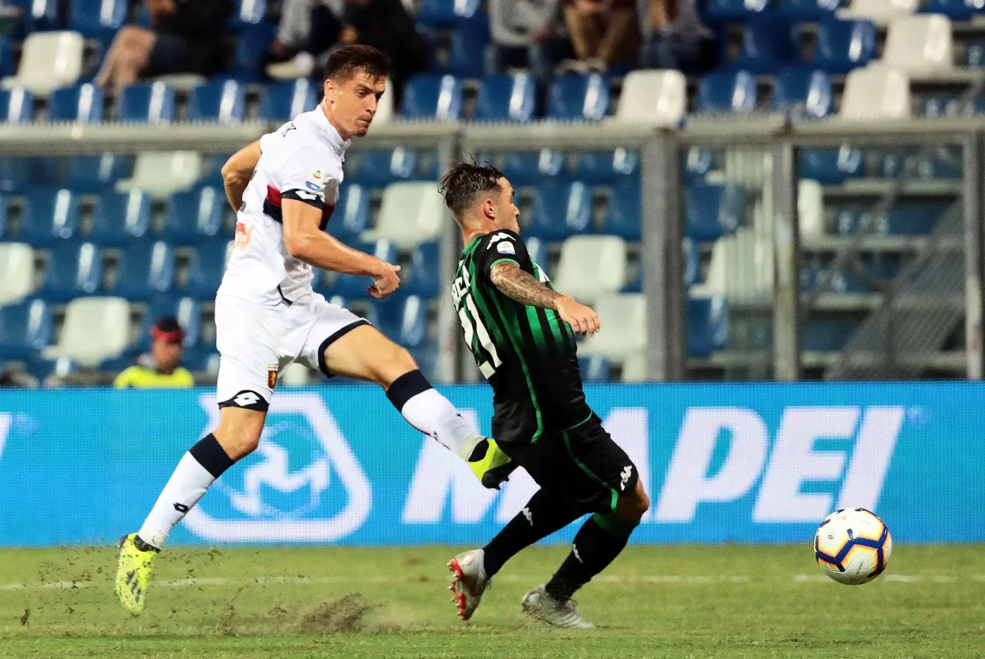 Krzysztof Piątek (w białym stroju)