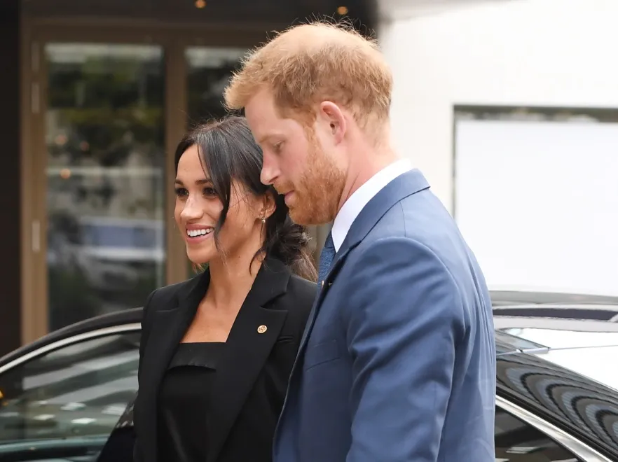 To się udaje nielicznym: Księżna Meghan wyglądała rewelacyjnie od stóp do głów w czerni. FOTO