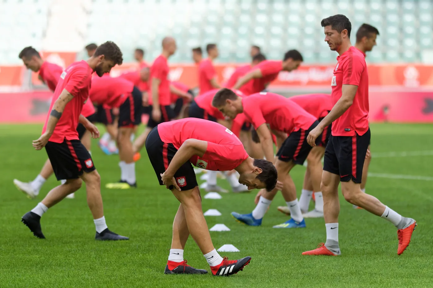 Piłkarze reprezentacji Polski Bartosz Bereszyński (L), Grzegorz Krychowiak i Robert Lewandowski (P) podczas treningu we Wrocławiu
