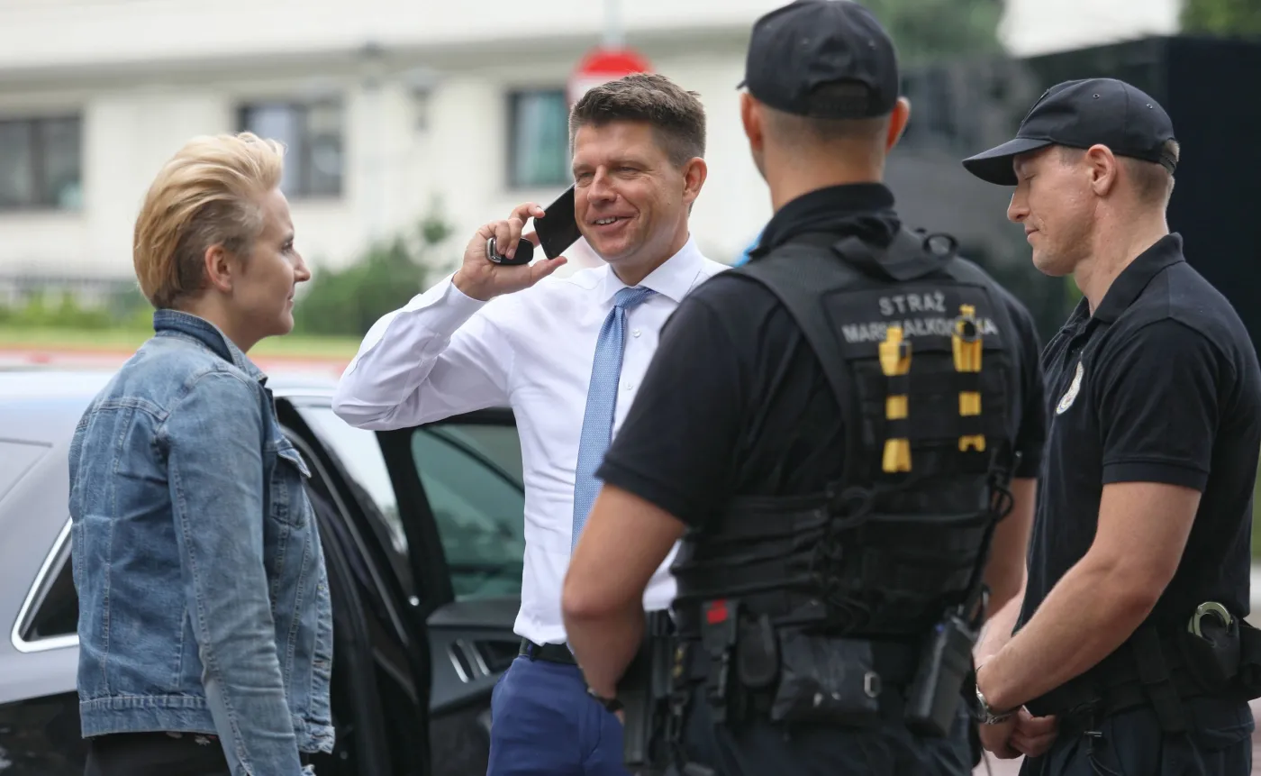 Samochód posła Ryszarda Petru sprawdzany przed wjazdem na teren Sejmu