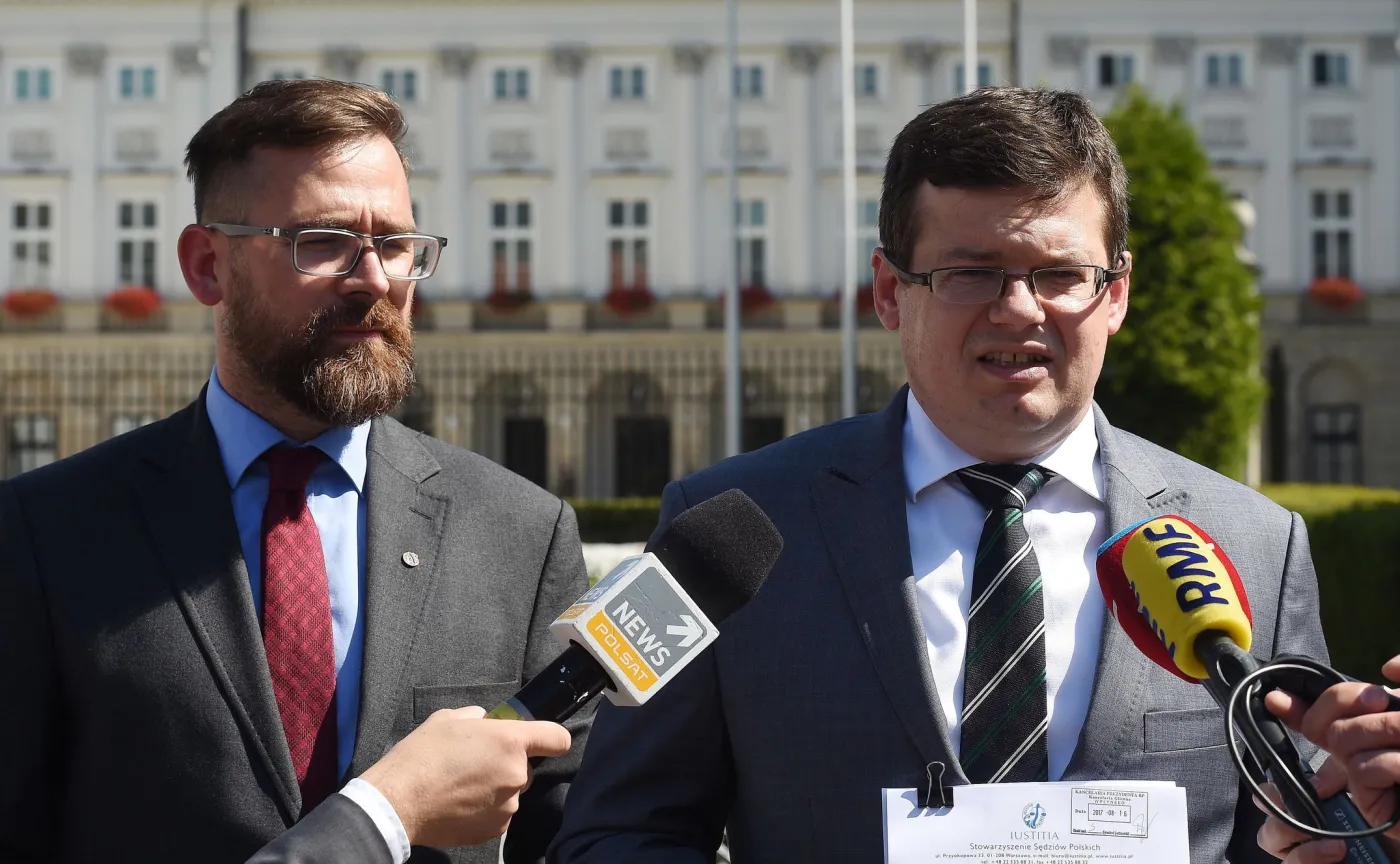 Prezes Stowarzyszenia Sędziów Polskich "Iustitia" Krystian Markiewicz (P) i rzecznik prasowy stowarzyszenia Bartłomiej Przymusiński (L) 