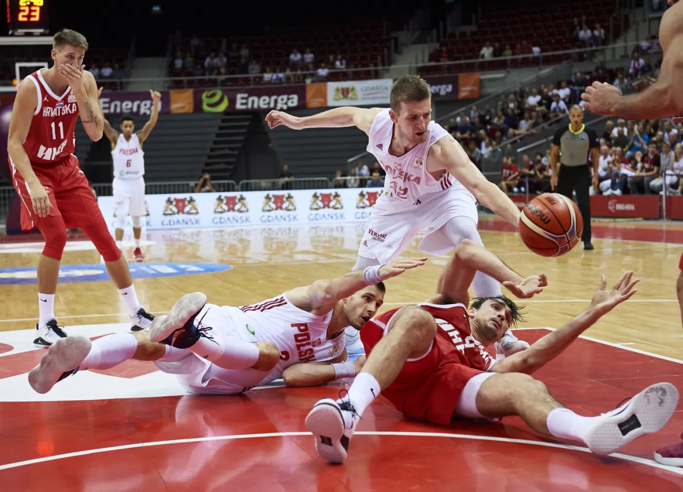 Zawodnicy reprezentacji Polski Adam Waczyński (C) i Krzysztof Sulima (2L) oraz Dario Saric (P) i Tomislav Zubcic (L) z Chorwacji