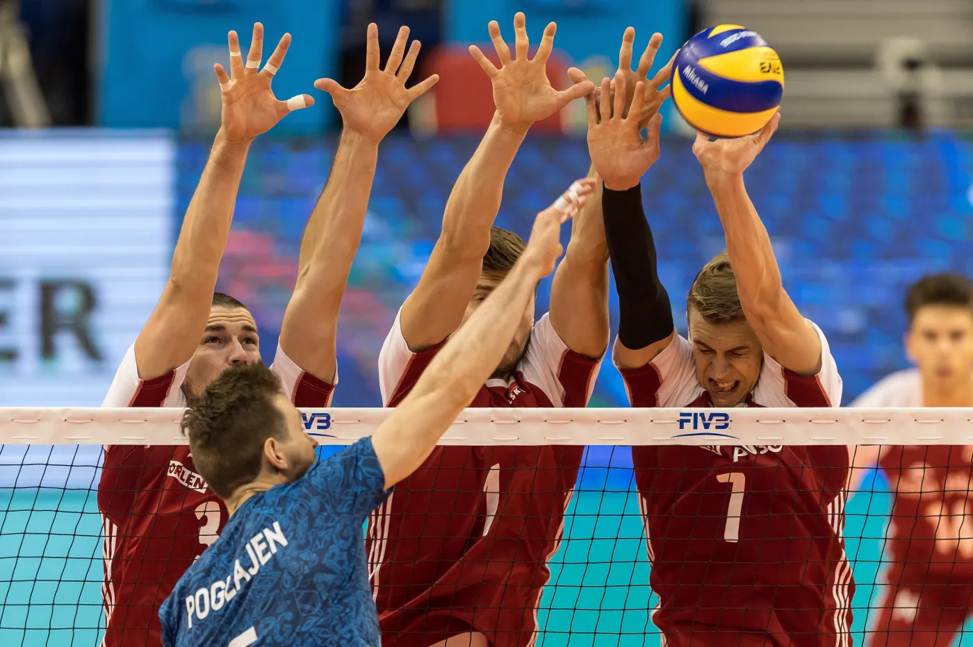 Polacy Dawid Konarski (L), Piotr Nowakowski (C) i Artur Szalpuk (P) oraz Cristian Poglajen (2-L) z Argentyny