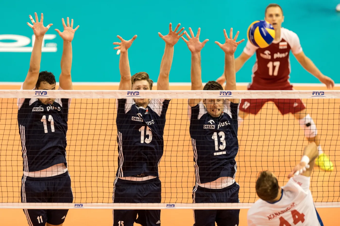Polacy: Fabian Drzyzga (L), Jakub Kochanowski (C) i Michał Kubiak (2P) oraz Aleksandar Atanasijević (P) z Serbii 