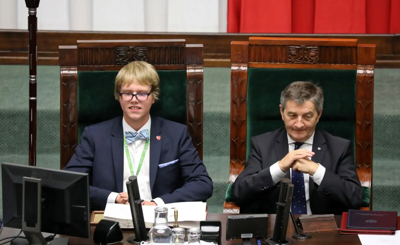 Marszałek Sejmu Marek Kuchciński (P) podczas otwarcia sesji. XXIV sesja Sejmu Dzieci i Młodzieży 