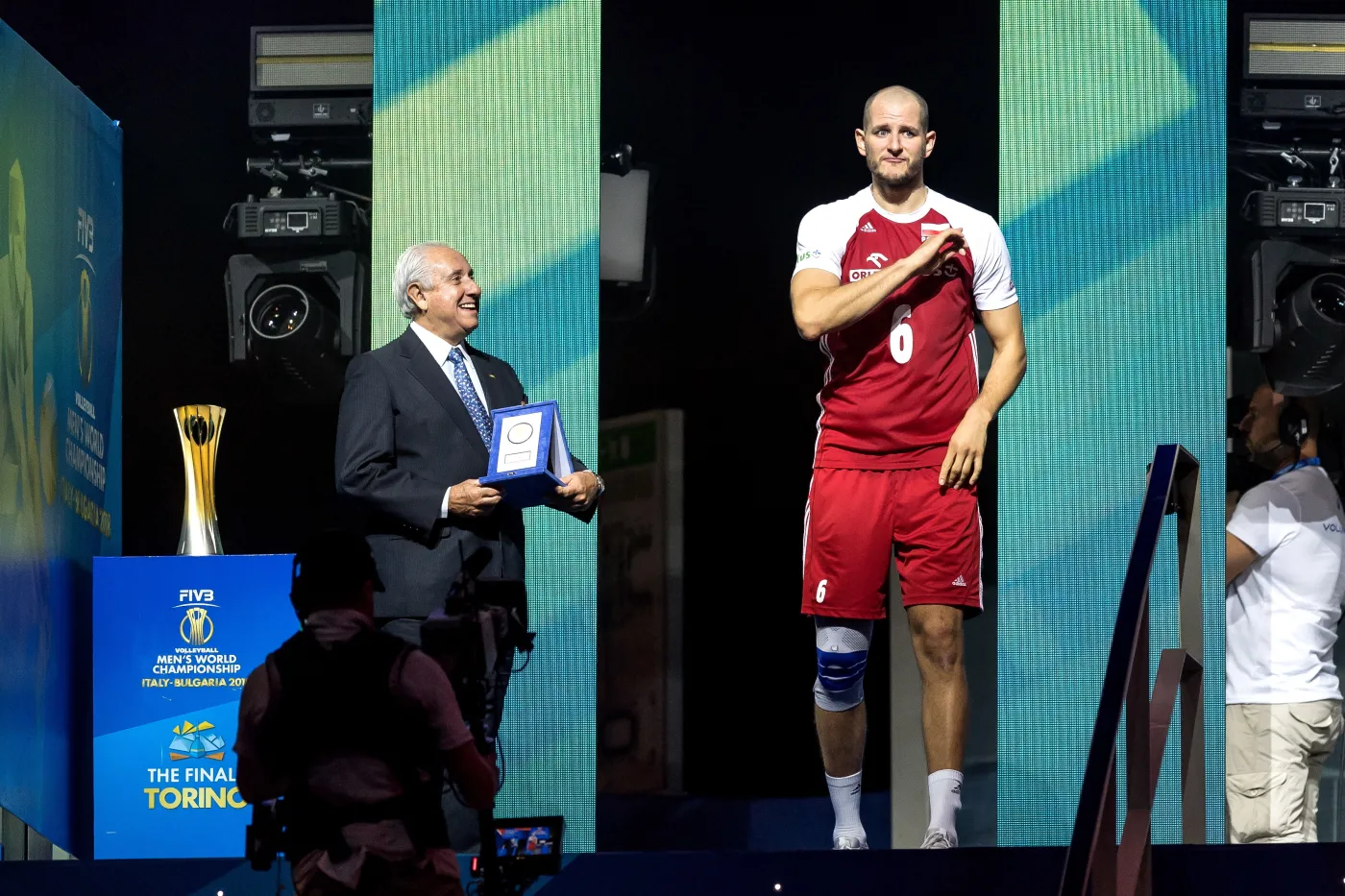 Najbardziej wartościowy zawodnik (MVP) siatkarskich mistrzostw świata, Polak Bartosz Kurek (P) i prezydent Międzynarodowej Federacji Piłki Siatkowej Ary S. Graca (L)