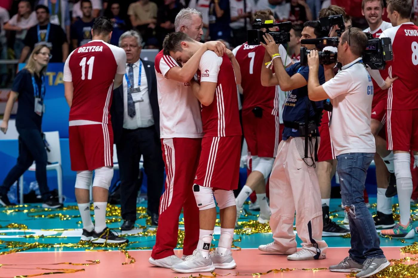 11509178-wzruszeni-i-szczesliwi-trener.jpg