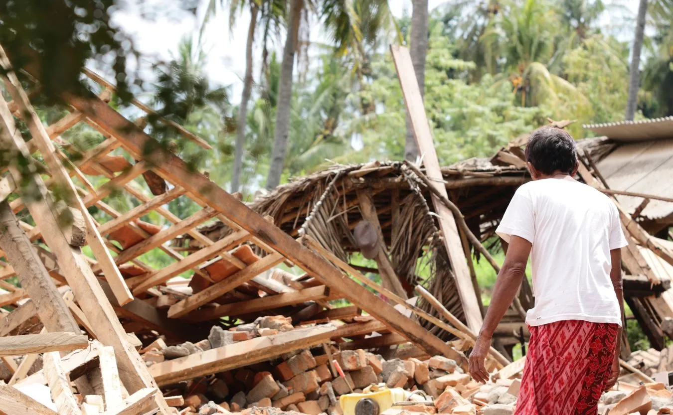 Skutki trzęsienia ziemi w Indonezji.