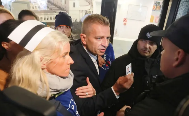 Starcie przed Sejmem. Straż marszałkowska nie wpuściła protestujących pielęgniarek