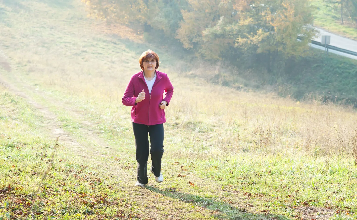 Kobieta w średnim wieku biegnie