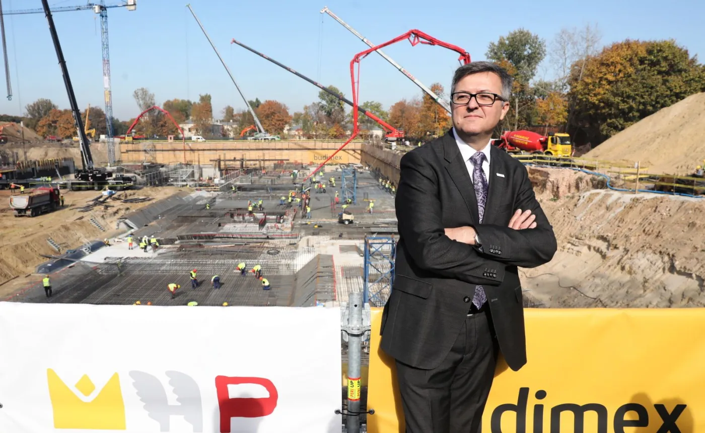 Dyrektor Muzeum Historii Polski Robert Kostro podczas wizyty na budowie