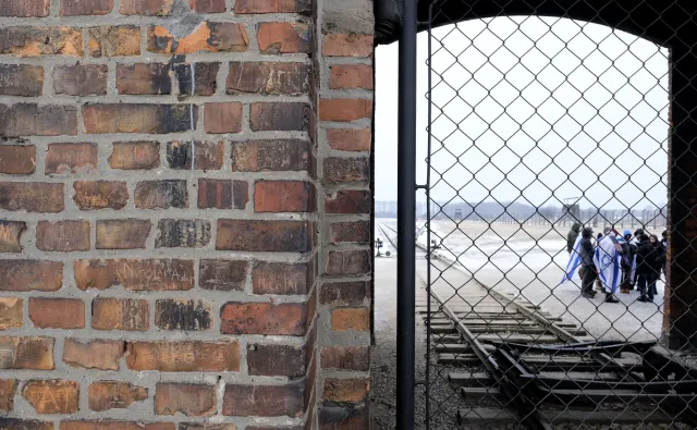 Sprawa uczennic "hajlujących" w b. Birkenau przekazana do Krakowa