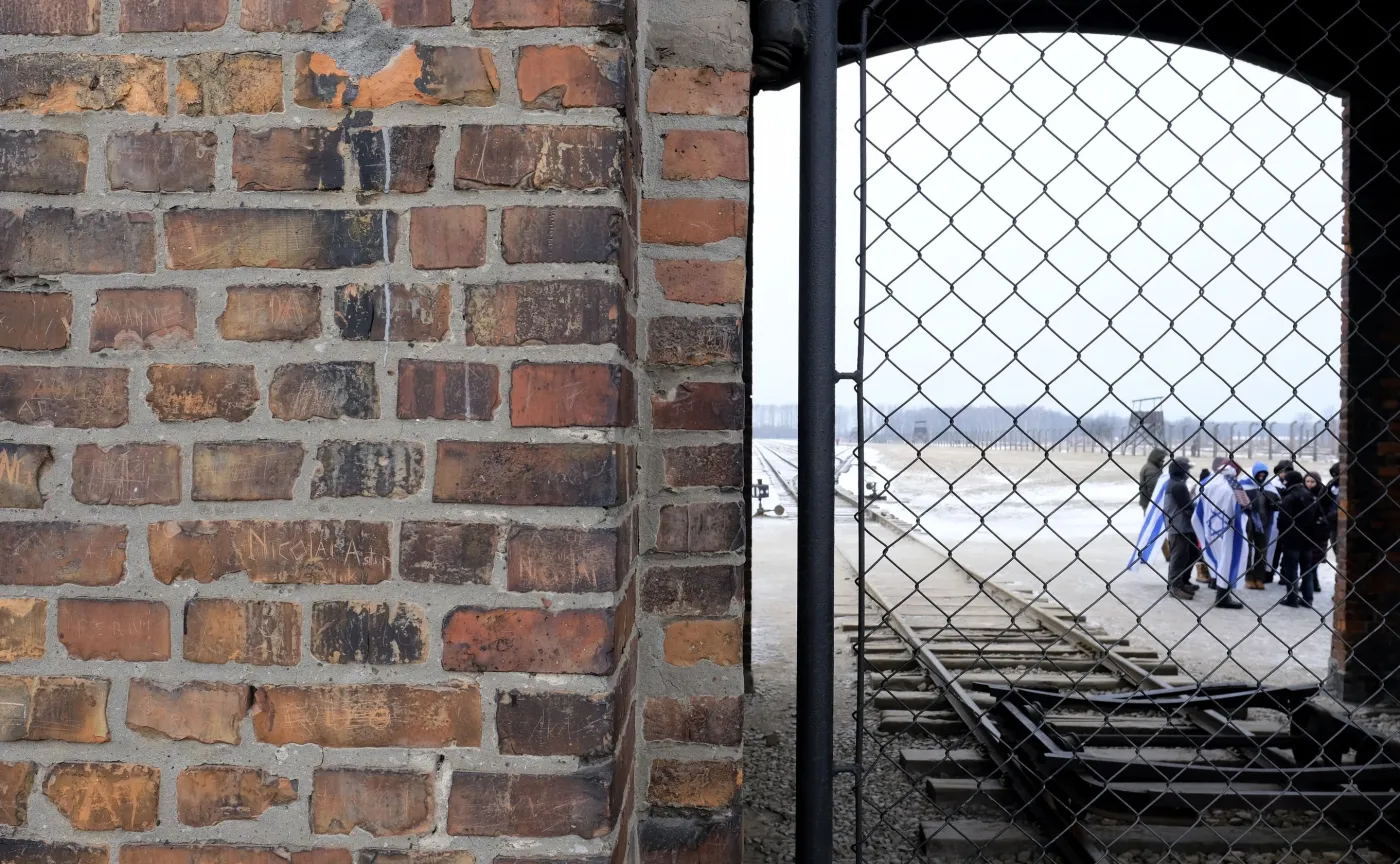 Sprawa uczennic "hajlujących" w b. Birkenau przekazana do Krakowa