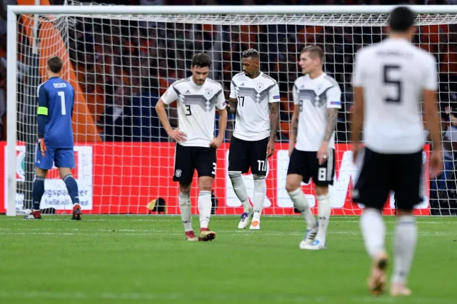 Niemiecki "walec" w rozsypce. Po klęsce w Amsterdamie media wzywają do debaty nad przyszłością Joachima Loewa