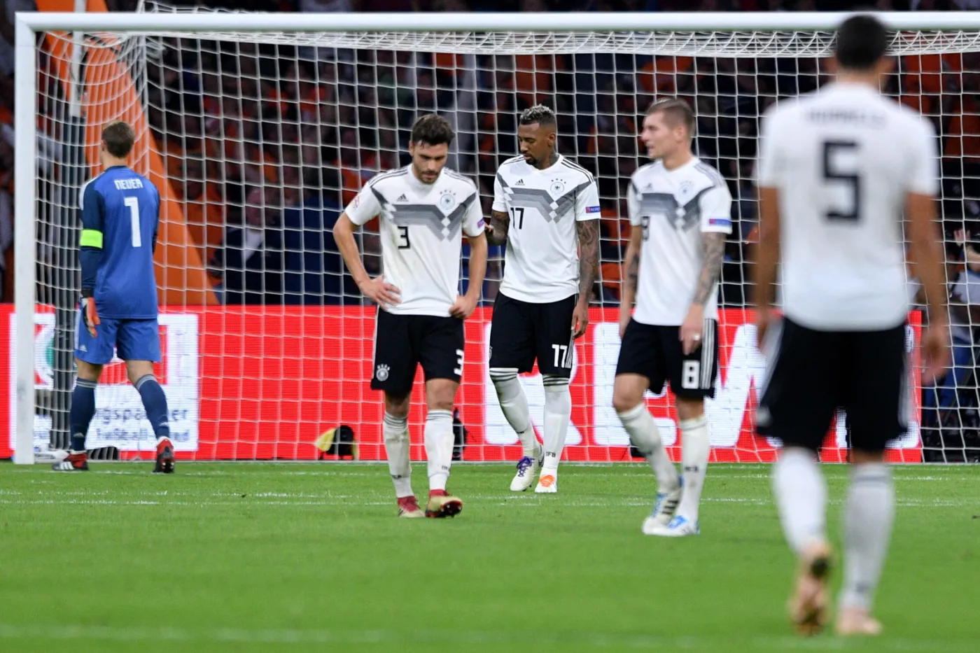 Niemiecki "walec" w rozsypce. Po klęsce w Amsterdamie media wzywają do debaty nad przyszłością Joachima Loewa