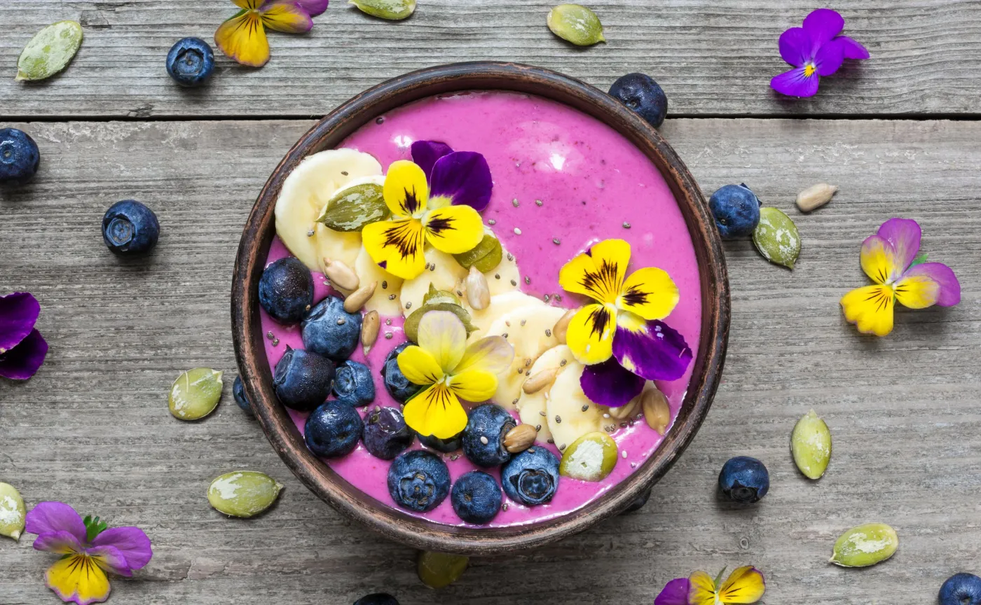 Owocowy deser z kwiatami jadalnymi