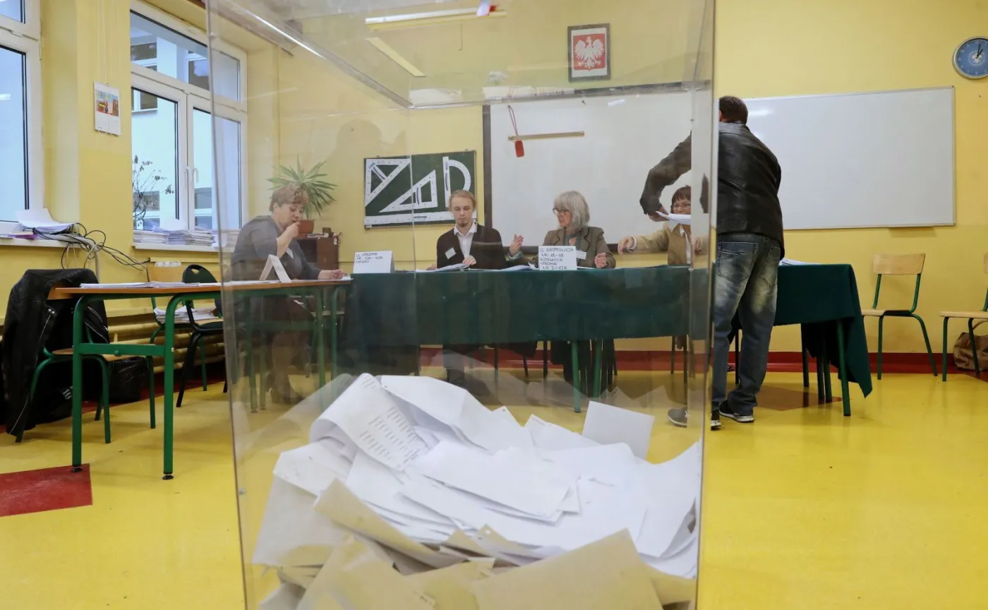 Głosowanie w Obwodowej Komisji Wyborczej nr 19 w Zakopanem, gdzie wydano niewłaściwe karty do głosowania w wyborach do rady miasta