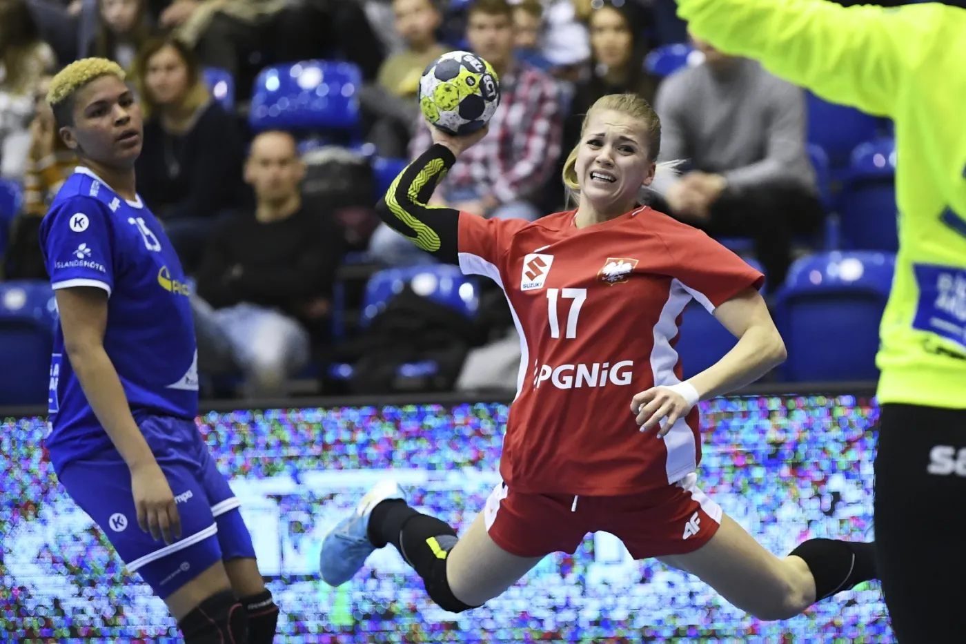 Polka Daria Zawistowska (P) i Thea Imani Sturludottir (L) z Islandii podczas meczu turnieju Baltic Hanball Cup piłkarek ręcznych