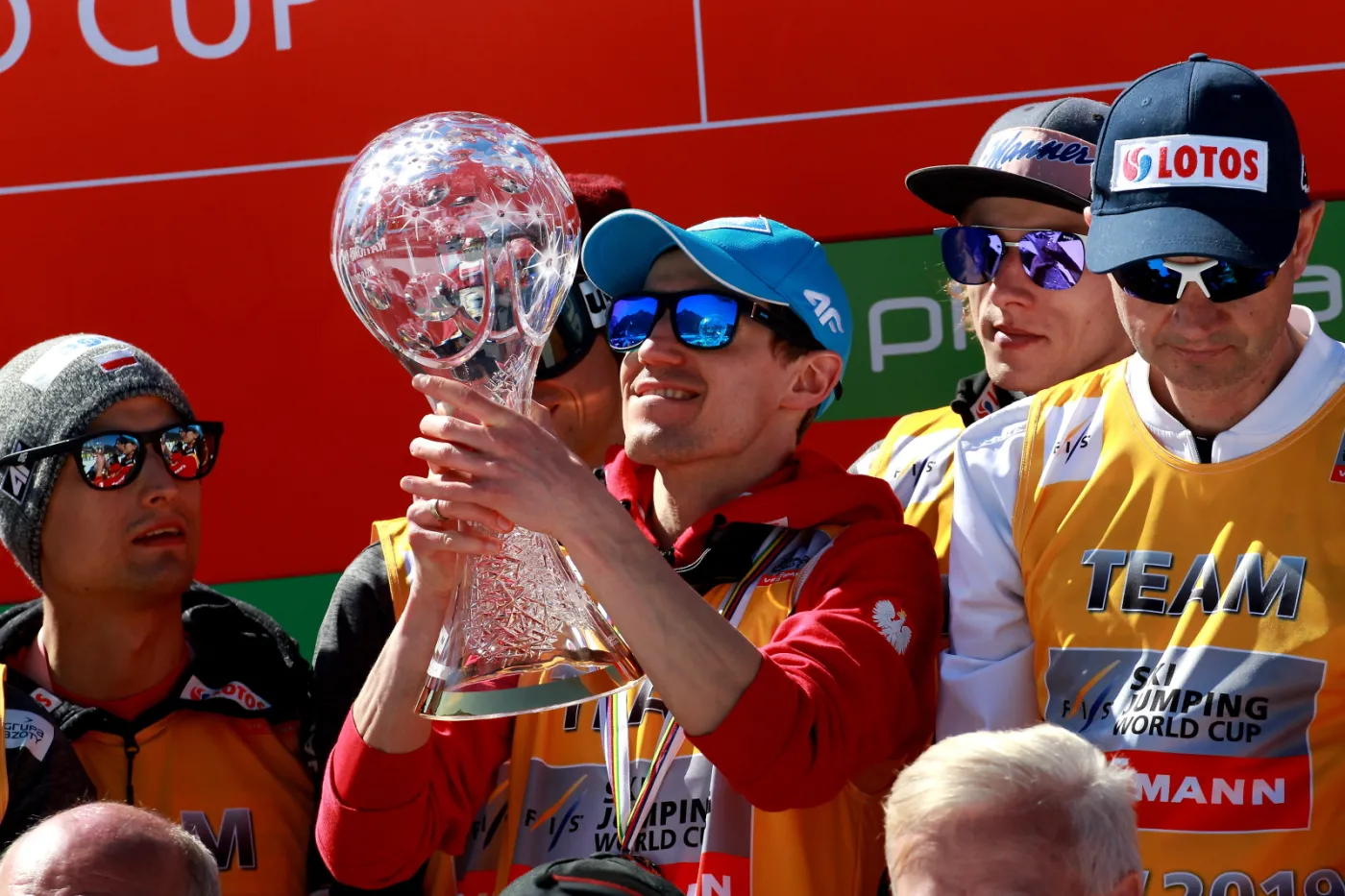 Kamil Stoch (C) z Pucharem Narodów po zawodach Pucharu Świata w skokach narciarskich w słoweńskiej Planicy