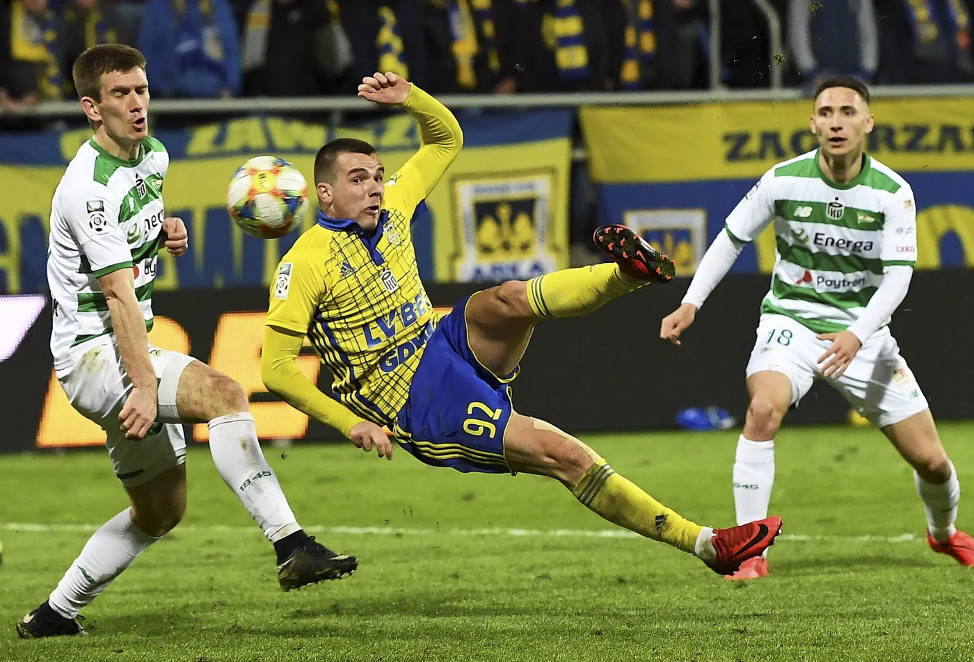 Piłkarz Arki Gdynia Aleksandyr Kolew (C) oraz Michał Nalepa (L) i Jakub Arak (P) z Lechii Gdańsk podczas meczu Ekstraklasy