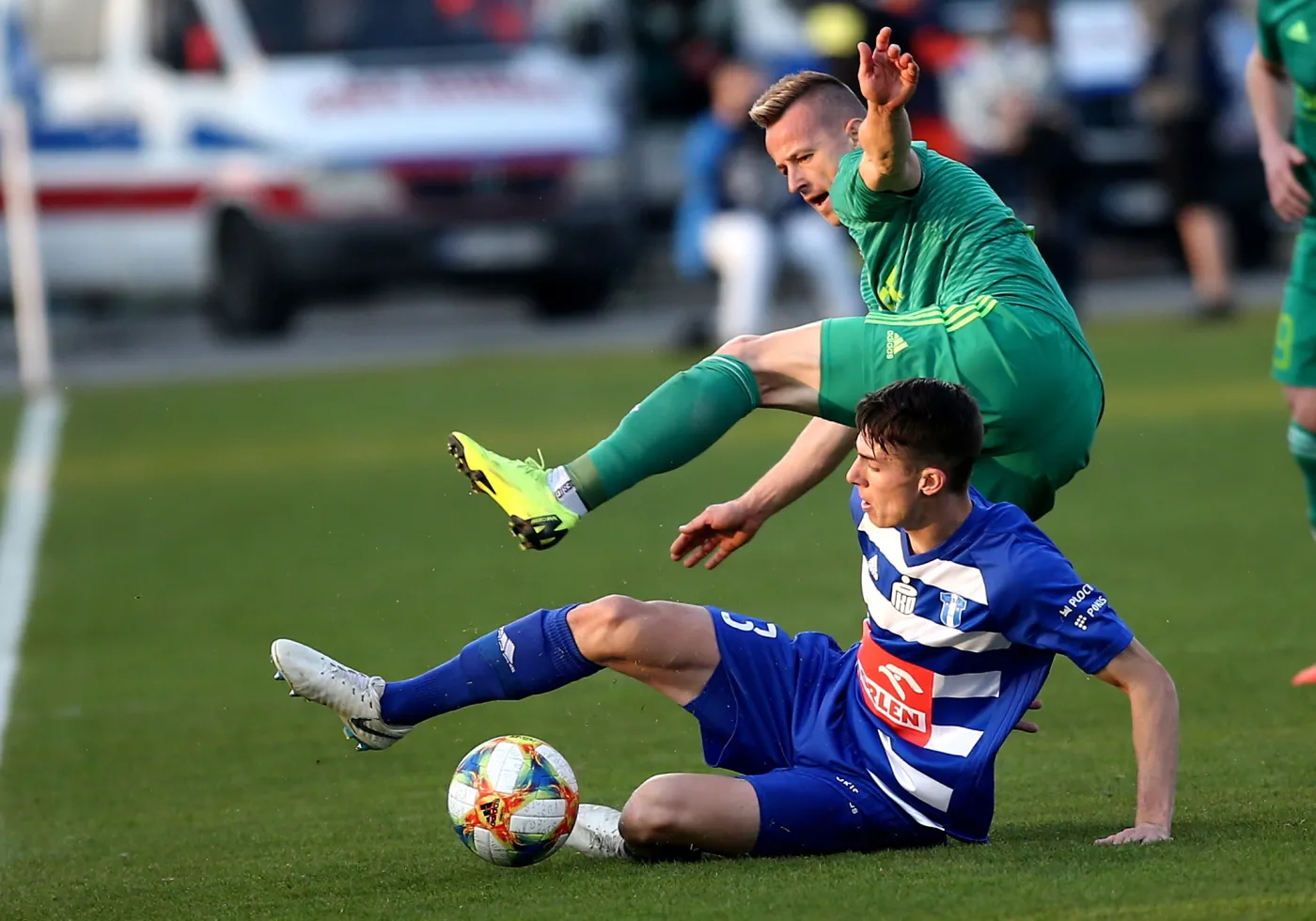 Piłkarz Wisły Płock Jake McGing (przód) i Robert Pich (tył) ze Śląska Wrocław podczas meczu Ekstraklasy