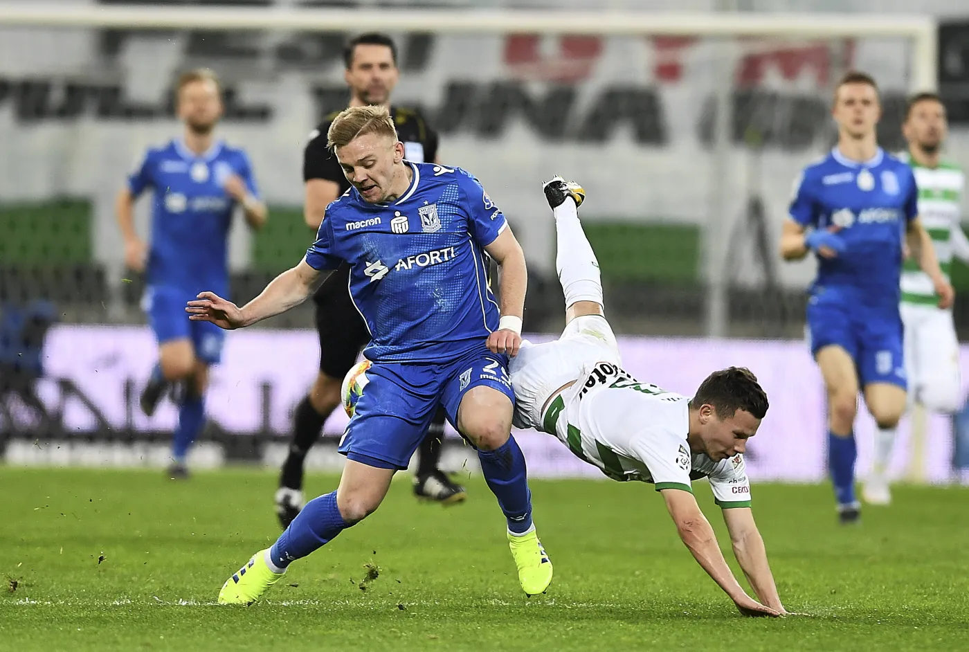 Zawodnik Lechii Gdańsk Michał Mak (P) i Kamil Jóźwiak (L) z Lecha Poznań w meczu piłkarskiej Ekstraklasy