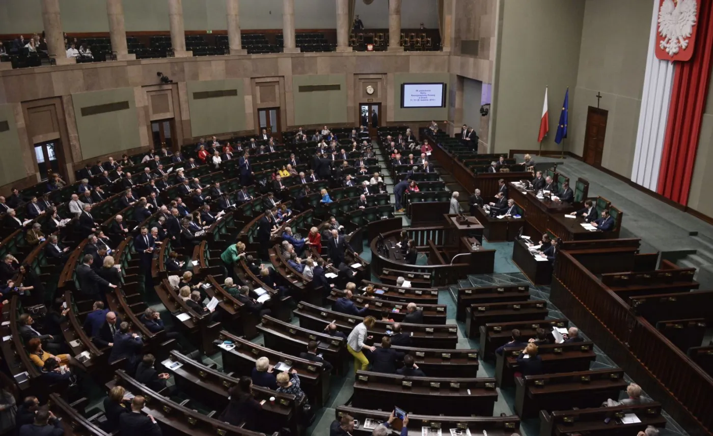 Posłowie na sali obrad podczas posiedzenia Sejmu