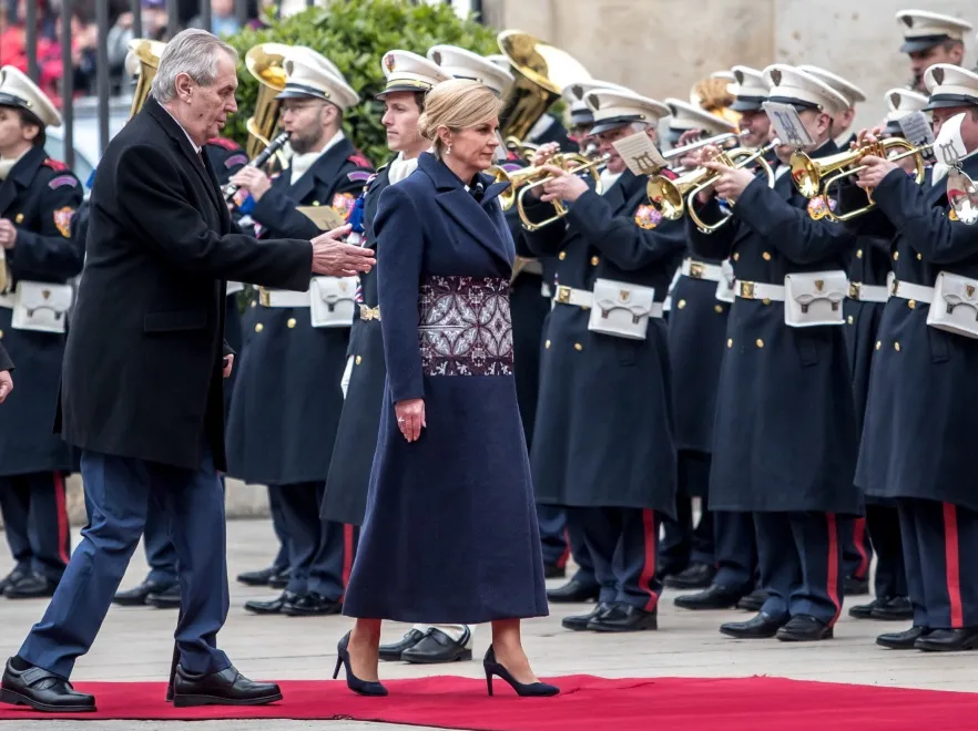 Oryginalne to mało powiedziane. Prezydent Chorwacji w przedziwnie zdobionym płaszczu. FOTO