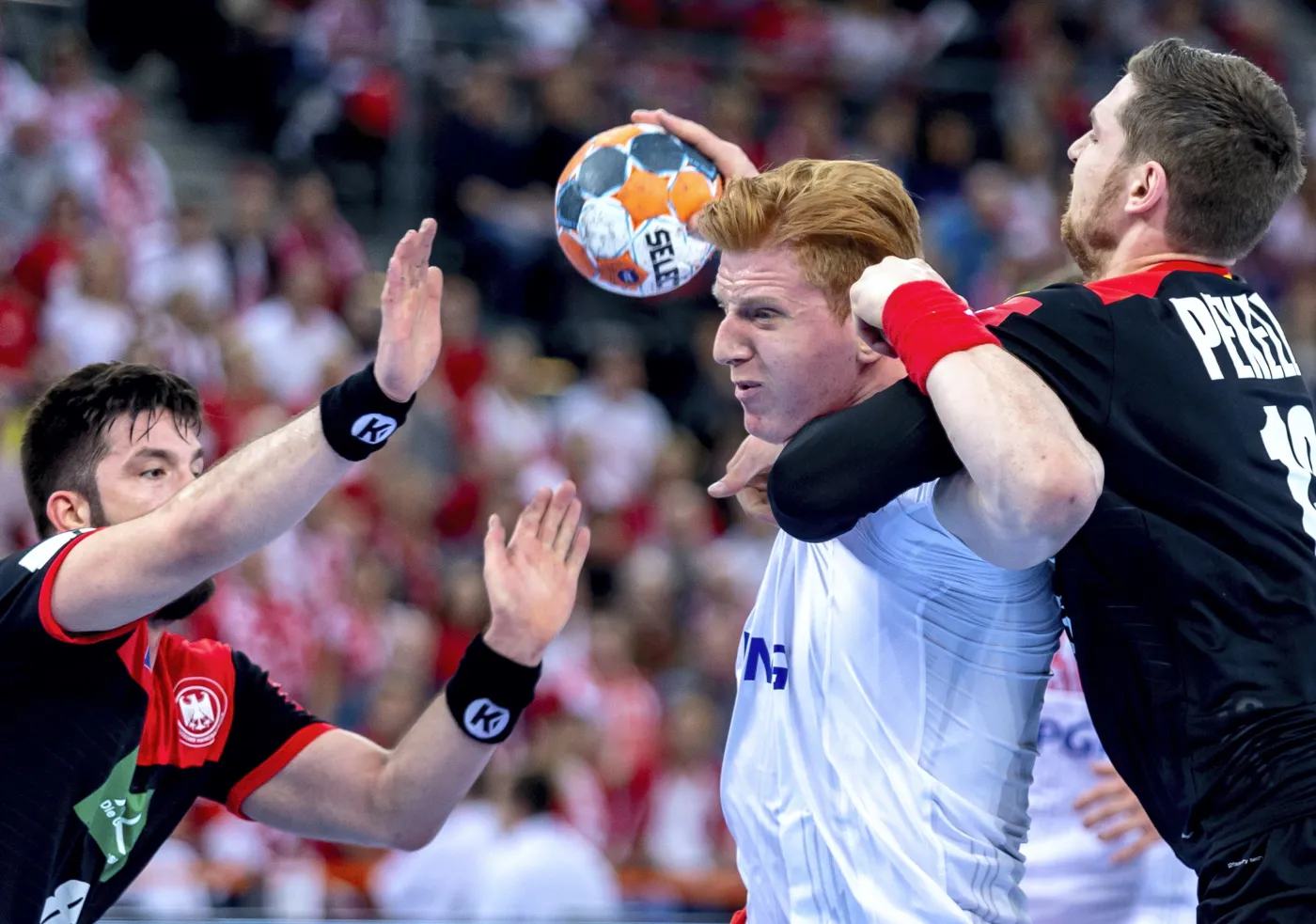 Polak Tomasz Gębala (C) oraz Tim Suton (L) i Hendrik Pekeler (P) z Niemiec podczas meczu eliminacyjnego mistrzostw Europy piłkarzy ręcznych